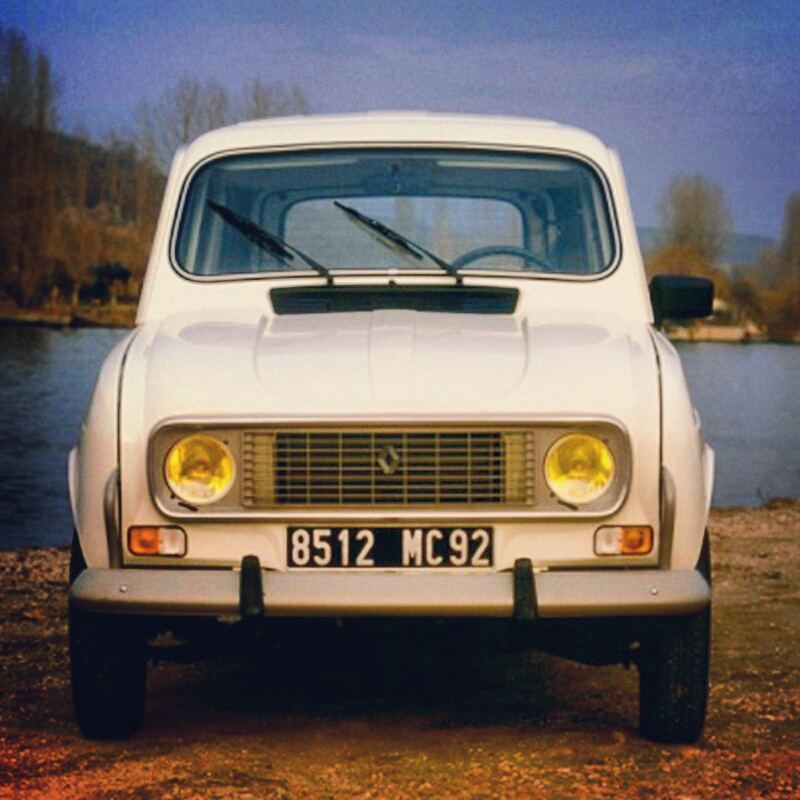 Renault_RE's tweet photo. Lancée en 1961, la Renault 4 a marqué les esprits. Partagez-nous vos plus belles anecdotes :)
#ThrowbackThursday https://t.co/BjG9OsHsVF