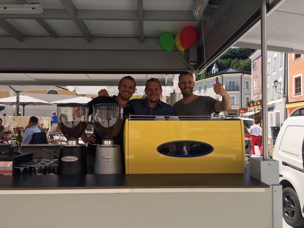 soccoroaustria's tweet photo. Mitten am Marktplatz in Hallein👊
#hallein #stadtkrughallein #carlossikaffee #salzburg #soccoro #soccorocustom #soccoroaustria https://t.co/mMyfN0bN0t