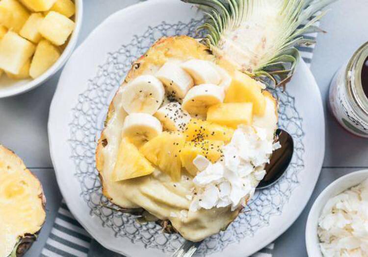 eat_list_fr's tweet photo. #Pineappleboat : 8 recettes à glisser dans un « bol-ananas » sans hésiter https://t.co/j4xeDh3AW1 https://t.co/SiYLdF0Iw7