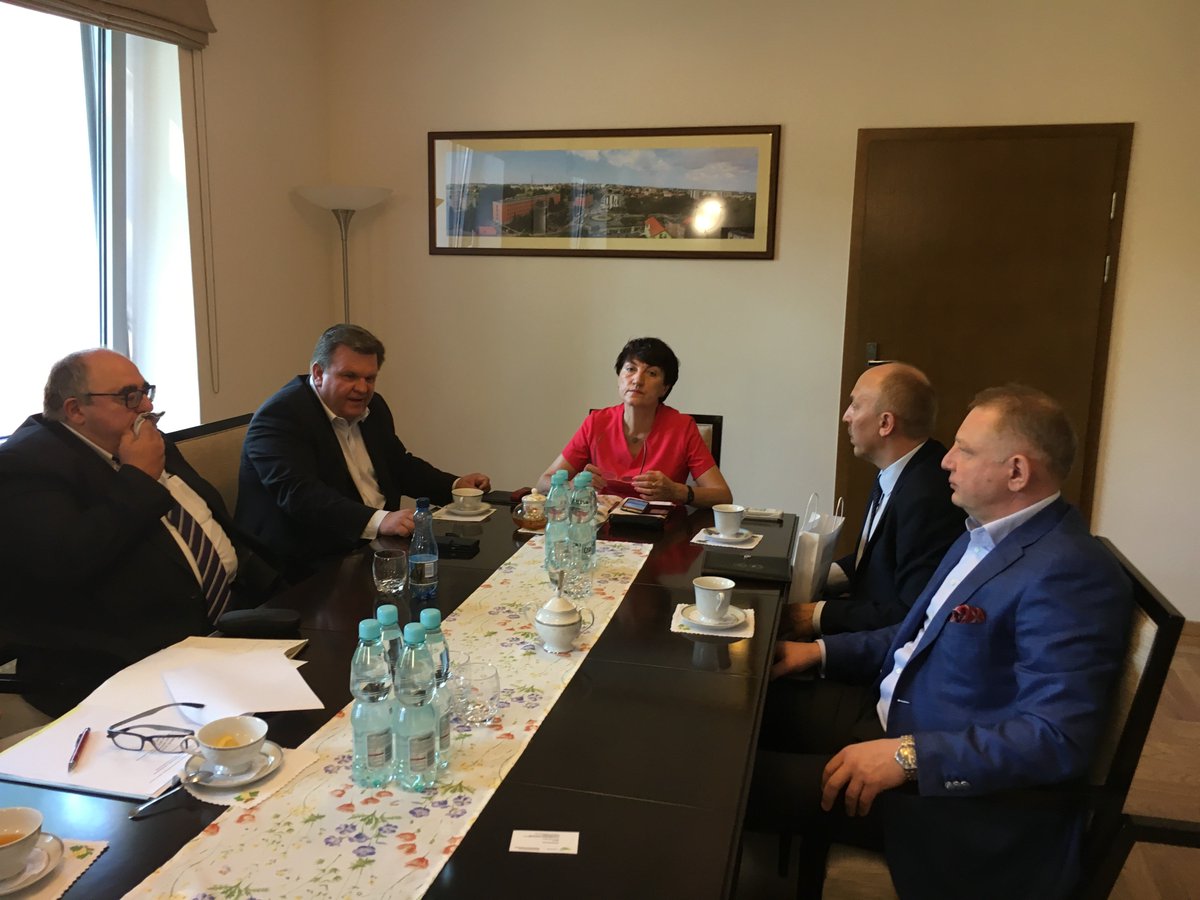 TrzaskowskiR's tweet photo. Spotkanie w Urzędzie Marszałkowskim Województwa Lubuskiego w sprawie przemysłu kosmicznego #KosmiczneLubuskie @lubuskiepl @PLSpaceAgency https://t.co/5D61AyfYLd