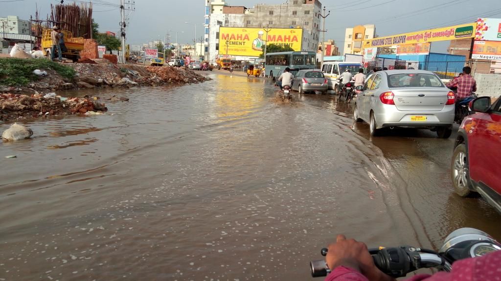 ACPLBNagarTr's tweet photo. @RachakondaCop 
Sir,
Water loggings between Balapur-X-Road and RCI to Airport route is cleared and Traffic is going smoothly... https://t.co/GJfCh82aC4