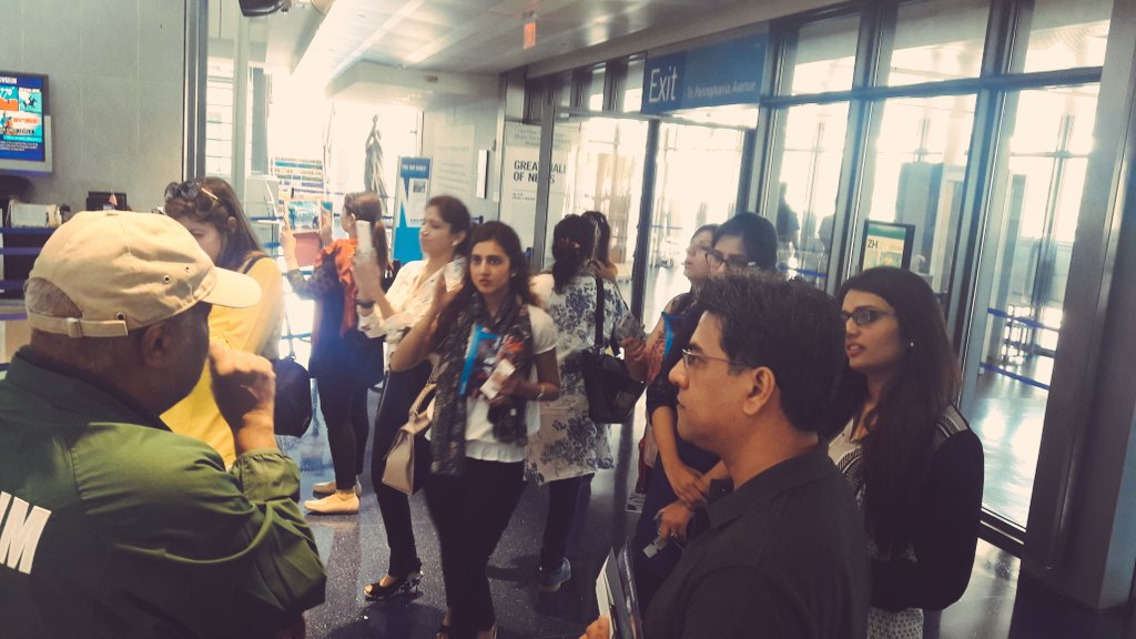 CEJatIBA's tweet photo. #TBT In DC, @Tribunian & @ChristieLauder met w #Pakjournalists on exchange (including #CEJ alums!) & accompanied them to the @Newseum . https://t.co/uxhXgCCQT8