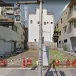 まるでキャットタワー!都内にある更地に建った家が細長すぎる!