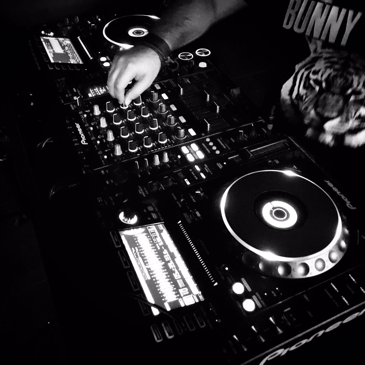 CommonSense_Rec's tweet photo. La segunda #CommonSessions en #Rockmore is over, gracias a @AndrussMusic y a los que siguieron la transmisión en Facebook Live 🙌🏻🎧🖤 https://t.co/2cnL0eshtx