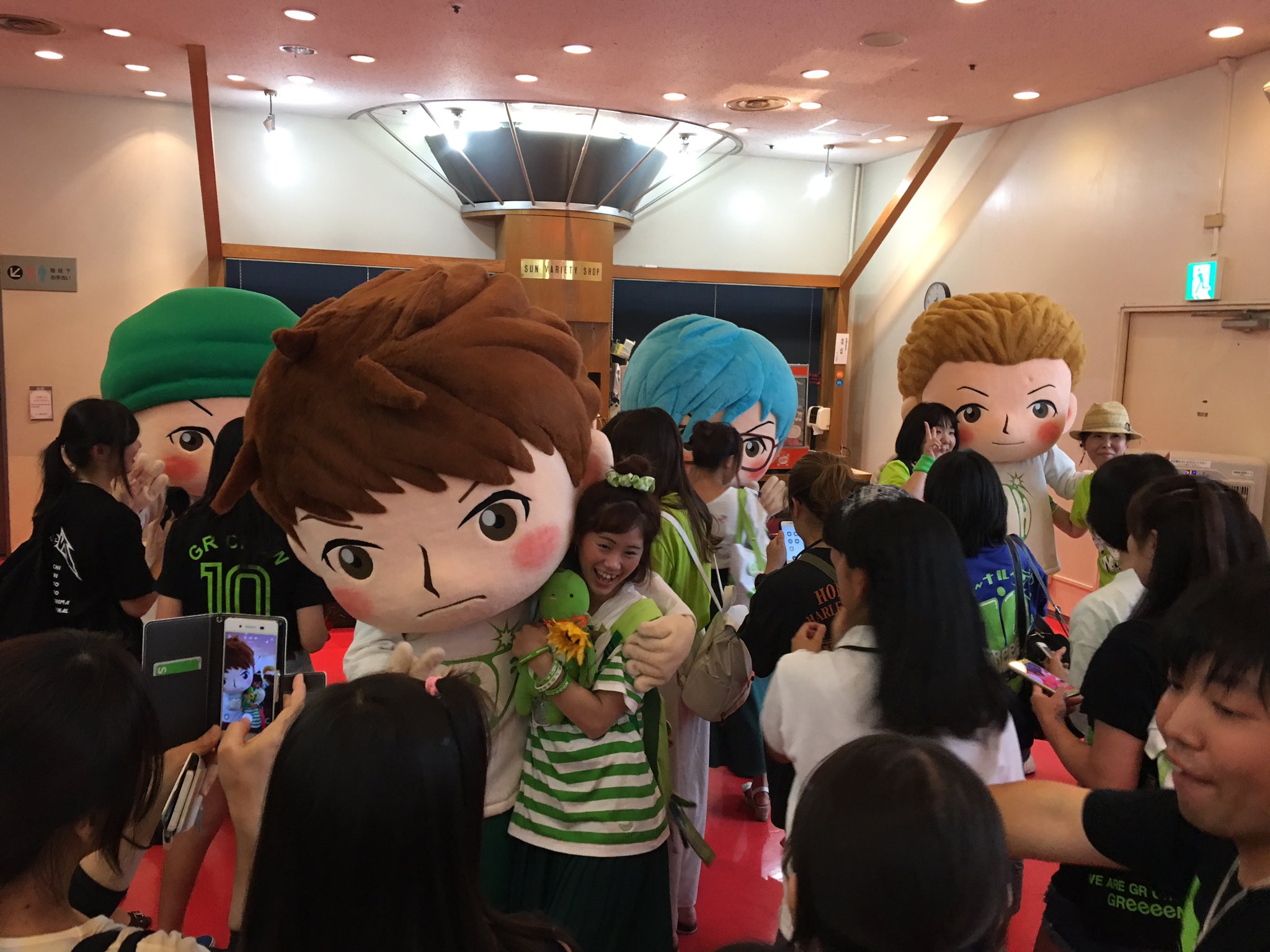 Greeeen 17live Tour グトテダン ツアー 4公演目 中野サンプラザ公演 本日も伝説のグッズを身にまとった勇者達が中野に集っております 伝説の舞ダンサブルは16時から行われます 皆様本日も盛り上がっていきましょう Greeeen