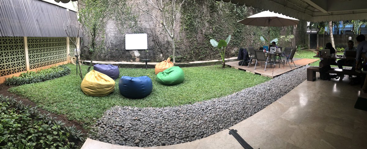 _uje's tweet photo. Demi kenyamanan bersama, kita meeting di taman belakang.
Mumpung cuaca juga mendukung.
#GDILife https://t.co/oE9fPSC6YI