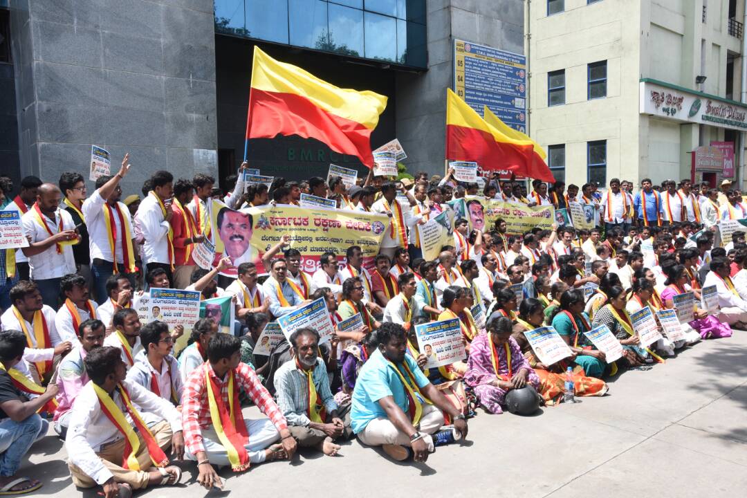 narayanagowdru's tweet photo. ಬೆಂಗಳೂರು ಮೆಟ್ರೋ: ಹಿಂದಿ ಹೇರಿಕೆ ನಿಲ್ಲಿಸುವಂತೆ ವ್ಯವಸ್ಥಾಪಕ ನಿರ್ದೇಶಕರಿಗೆ ಮನವಿ #nammametrohindibeda #2017Protest #KRV https://t.co/hsY1dSTEQH