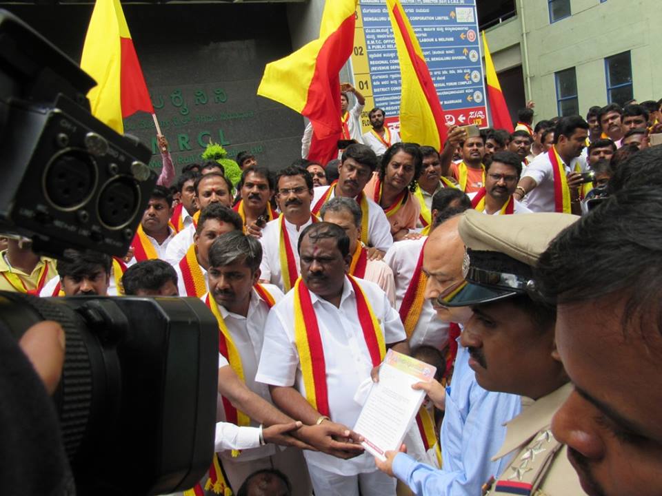 karave_KRV's tweet photo. ಬೆಂಗಳೂರು ಮೆಟ್ರೋ: ಹಿಂದಿ ಹೇರಿಕೆ ನಿಲ್ಲಿಸುವಂತೆ ವ್ಯವಸ್ಥಾಪಕ ನಿರ್ದೇಶಕರಿಗೆ ಮನವಿ #nammametrohindibeda #2017Protest #KRV https://t.co/0jJyeAkhH5