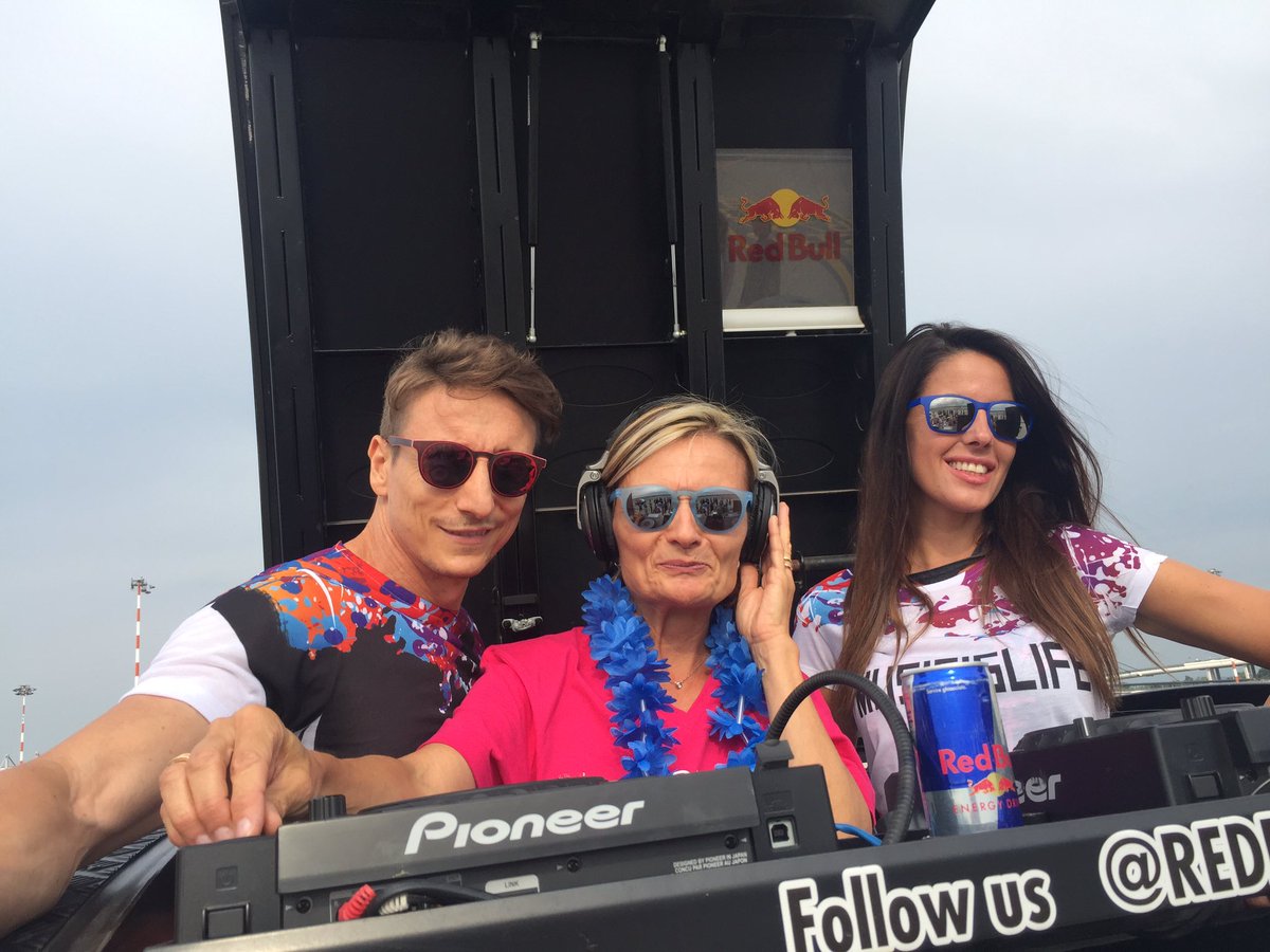 pla_baldax's tweet photo. People from #Tomorrowland at #TMLgateparty with @FlyingBrussels #Malpensa https://t.co/oxyzObqwNV