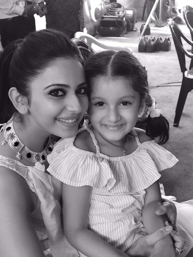 Rakulpreet's tweet photo. Happppppy bdayyyyy to d youngest diva I know #sitara..wish u always keep smiling. Lots of love 😘 😀😀 @urstrulyMahesh https://t.co/ihRkCcaeCT