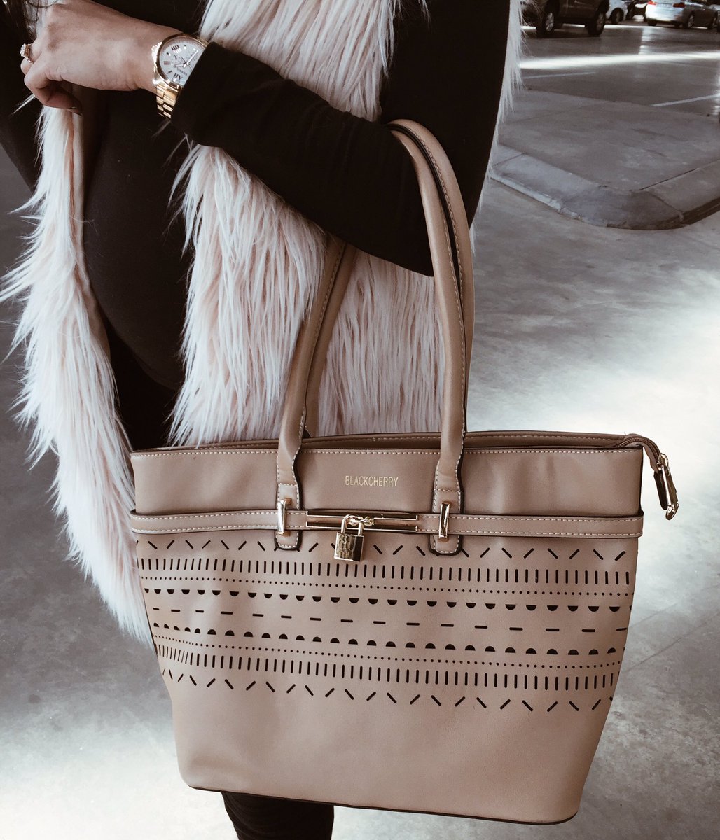 SemoneSkosan's tweet photo. It's not an accessory, it's a necessity! 👜
#blackcherrybag #fashion #latestrange https://t.co/dECzAnzaT9