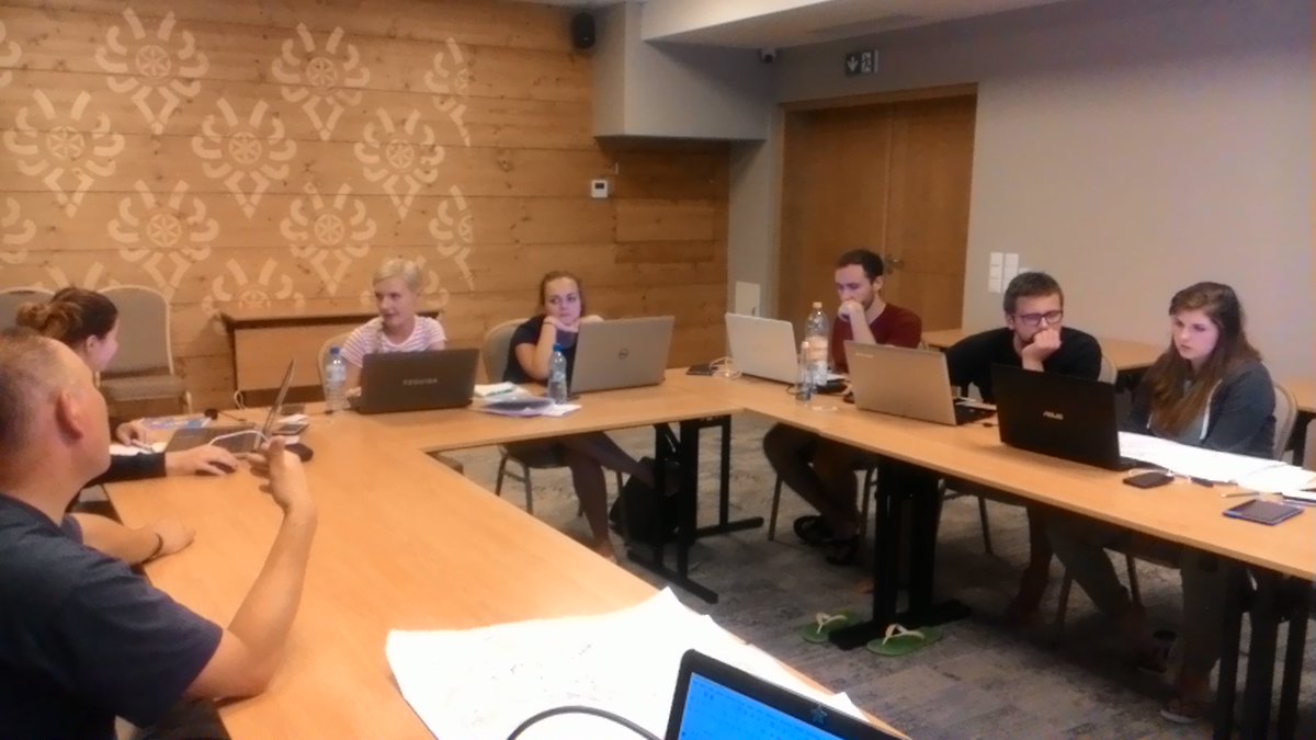 GisGepol's tweet photo. W ramach #GeoCentrum prowadzimy #warsztaty z #mapy sozologicznej. Studenci #UAM tworzą arkusz #Zakopane.
#GIS #QGIS #kartografia #terenówki https://t.co/e8M6Ms3XVX