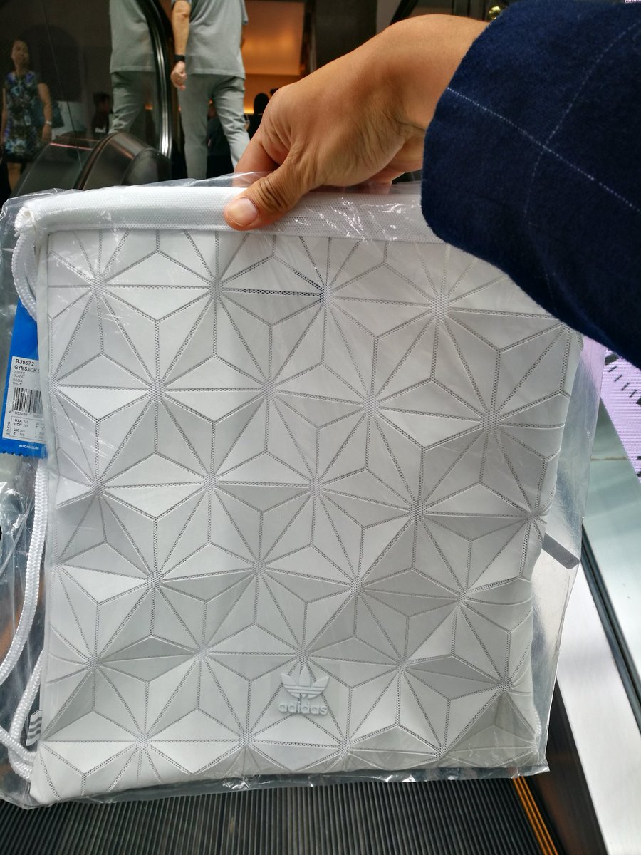 soyoso's tweet photo. ไปทัวร์เยอรมันก็ต้องแจกของที่ระลึกจากปนะเทศเยอรมัน รอบนี้ Yoso แจกกระเป๋า Adidas 3d mesh 20 คน คนละใบ เก๋ๆ นะ อิอิ https://t.co/dIrVK0pbOd