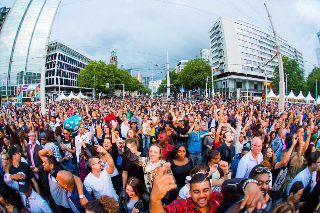 Rotterdam Unlimited barst dinsdag los. Dit mag je niet missen: metronieuws.nl/nieuws/rotterd… Jaarlijks trekt dit festival gemiddeld 700.000 mensen