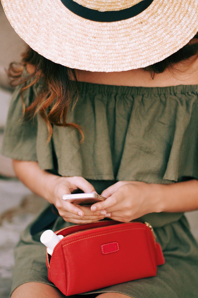 Kate_Caviar's tweet photo. I was posting on Instagram while taking this photo for Instagram 📸Inception? 🙈 Loving my Red bag from @Kinzd_levi https://t.co/awOrlCKc0Z