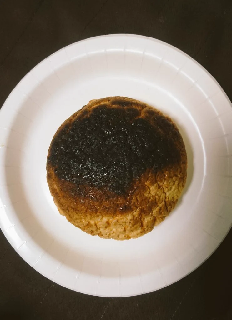 やばいめっちゃ笑えるwwメロンパンをオーブンで焼いたら焦げたので隕石にしてみたww