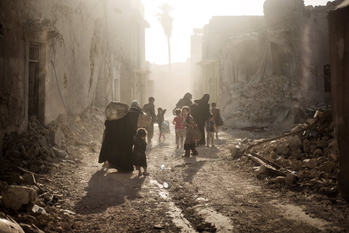 IDPs walking through the rubble of Mosul to escape front line fighting days before liberation #battleformosul #Iraq #war #photojournalism