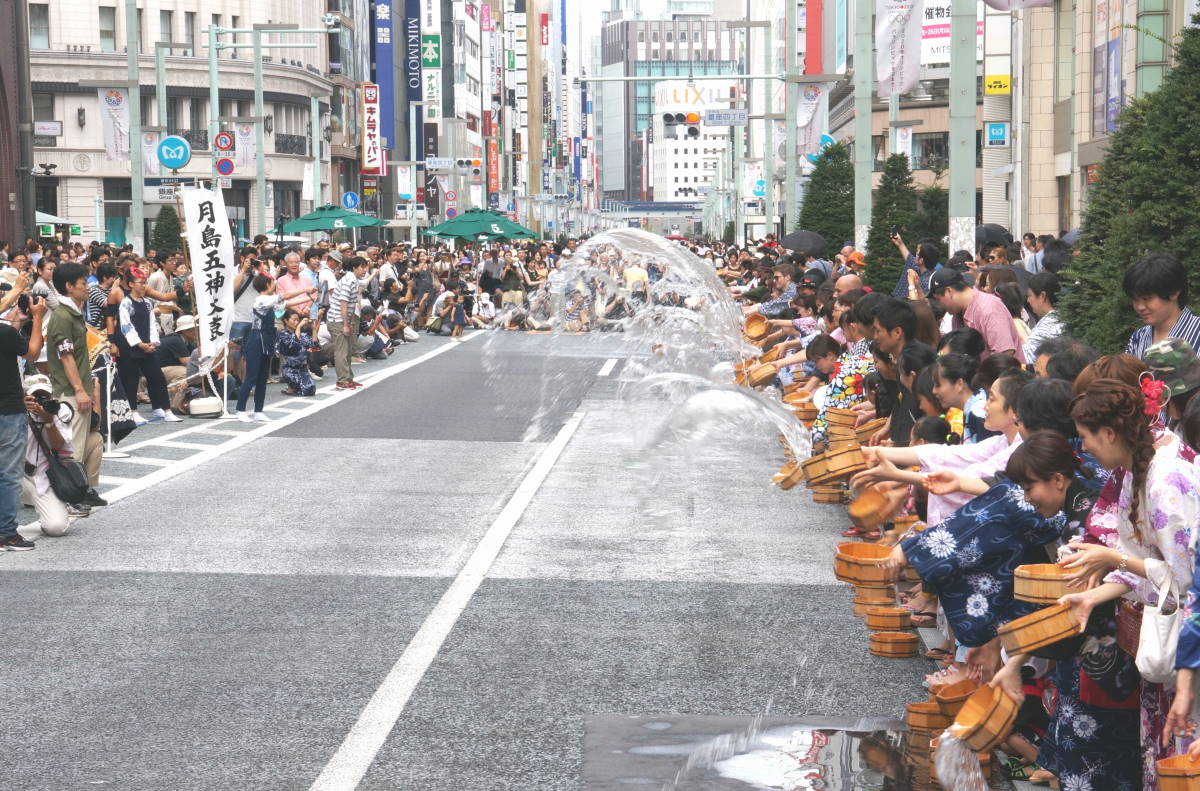 TourankApp's tweet photo. Yukata De Ginbura, the Water-Sprinkling Festival will be held on 8.6 in Ginza of Tokyo! #Japan #Tokyo #watersprinkling #Ginza #summer #event https://t.co/iaIdTHFjxl