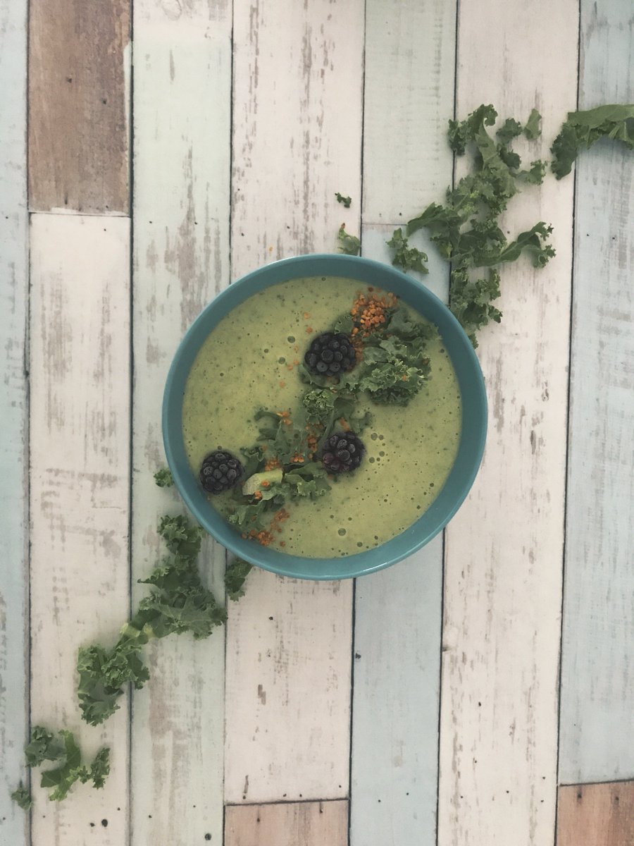 Huaora1's tweet photo. Smoothie de kale, plátano, albaricoque y yogurt de soja 😄👌#smoothie #healthybreakfast #batido https://t.co/xmV4JZP7j8