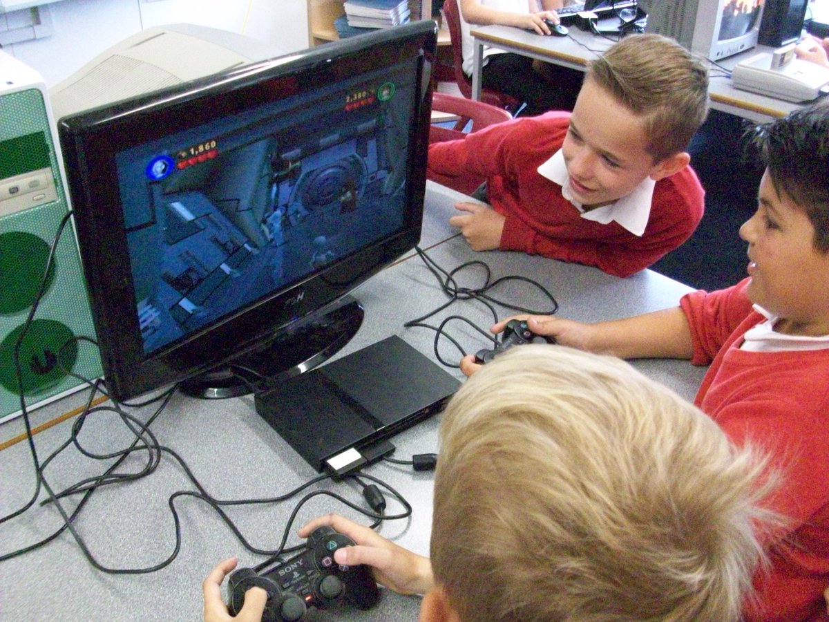 GuntonPrimary's tweet image. Many thanks @RyanteckLTD for the #RetroComputing Workshop! Our Yr5 pupils had a fantastic morning learning about how consoles have evolved.