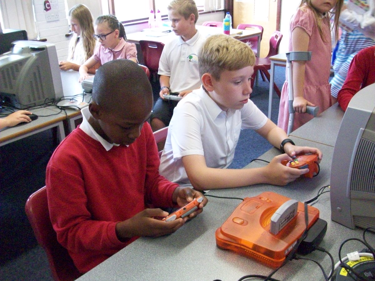 GuntonPrimary's tweet image. Many thanks @RyanteckLTD for the #RetroComputing Workshop! Our Yr5 pupils had a fantastic morning learning about how consoles have evolved.