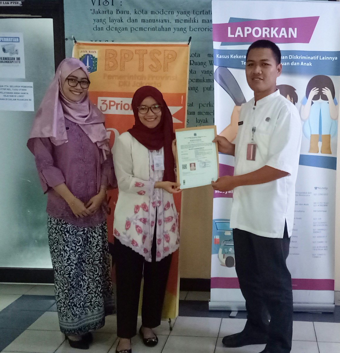 UPPTSPTUGUT's tweet photo. Penyerahan SIP Dokter Gigi drg. Ratu Alam Maharanthi oleh Kanit UPPTSP Kel. Tugu Utara @layananjakarta @edyJDM #SalamSetia #MelayaniJakarta https://t.co/27WEklqGJ3