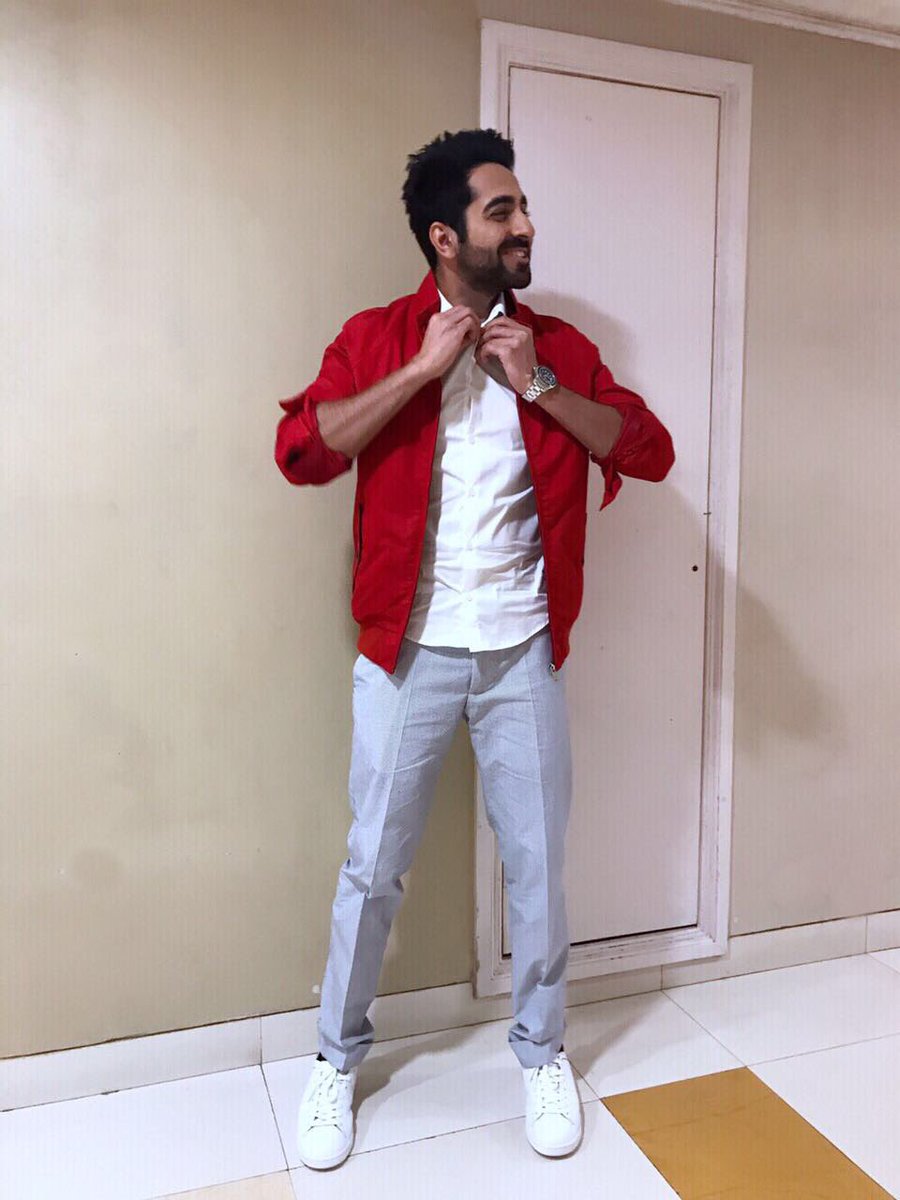 ayushmannk's tweet photo. रेड अंड वाइट पहनने वालों की बात ही कुछ और है। #bareilykibarfi https://t.co/Cs5FaEHpxu