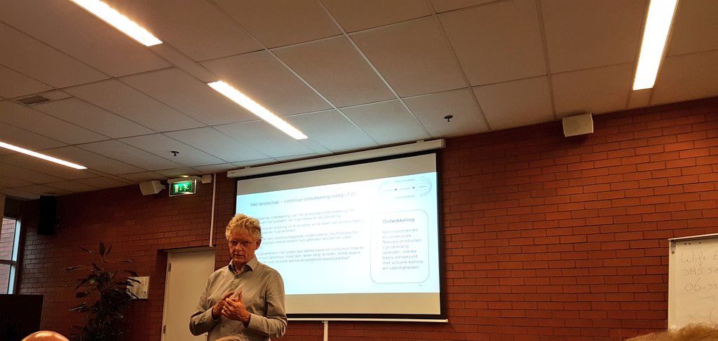 ZunderdorpBenM's tweet photo. Inspirerend en informatief verhaal van @PDijkshoorn bij summerschool #zorglandschap #jeugdhulp https://t.co/IsOOVzPSVi