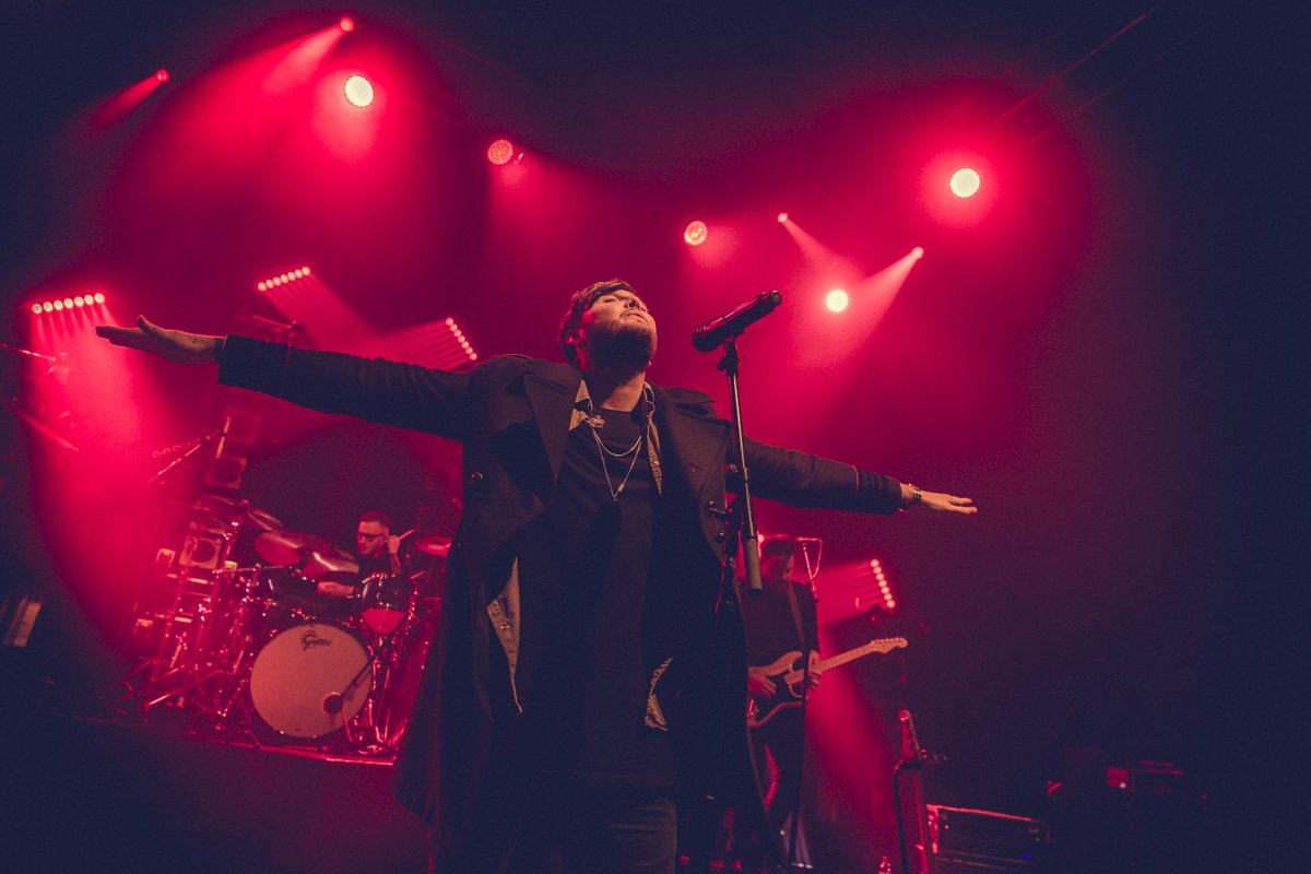 JamesArthur23's tweet photo. Loving being on the road in America with @OneRepublic​! Share your photos using #JamesArthurLive https://t.co/xaLL8Ztugr