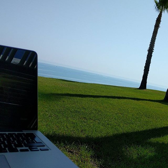 mondora's tweet photo. Ammare a digitare. #digitalnomad #smartwork #foreverholiday #unlimited #sea #adriatico #salsedine #snasare #mondoracom #bcorp  #bcorporation https://t.co/MdYyzYQO6G