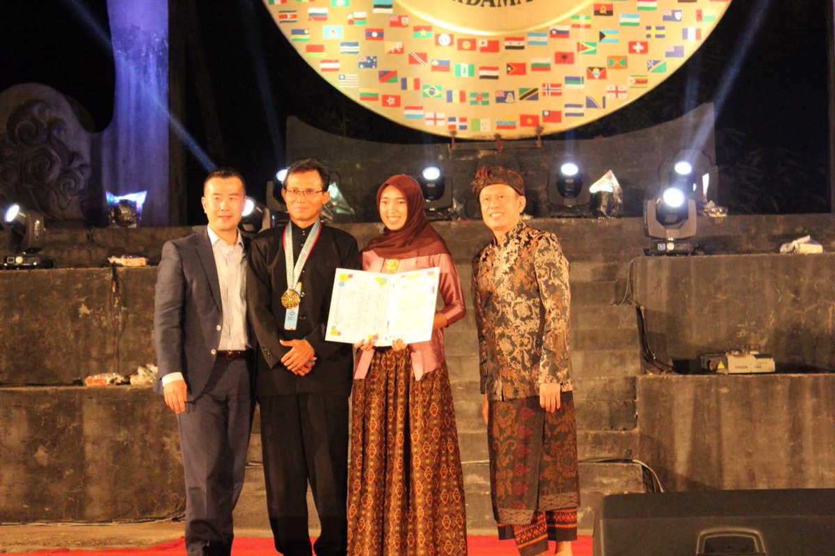 smamdasidoarjo's tweet photo. Gea (Siswa) &amp; Drs.Juliarto Yudi W. (Pembina) saat menerima penghargaan #BICF2017 3 Medali diraih sekaligus @PPIPM @PPAisyiyah @pppemudamuh https://t.co/OrAkGS2QAG