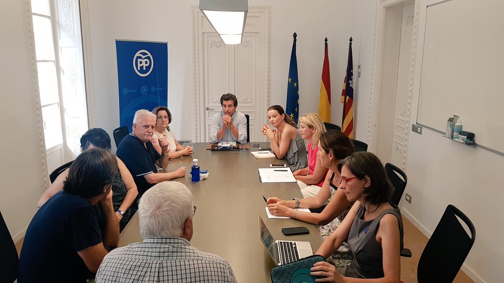 ppbalears's tweet photo. El president @CompanyBiel i altres membres del Partit es reuneixen amb representants de @IllesPerUnPacte. Sempre disposats a escoltar a tots https://t.co/Fp2PURWZ1S