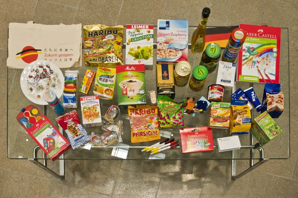 GermanyinJapan's tweet photo. フォロワー50000人感謝プレゼント！このツイートをリツイートしてくださったフォロワーさんの中から1名に、どーんとドイツ（の会社の）製品を50種類ぐらい詰めたプレゼントボックスをお送りします！どんどんフォロー＆リツイートしてくださいね😄意外とドイツの会社と知らないものもあるかも✨ https://t.co/NTq0wo7IfB