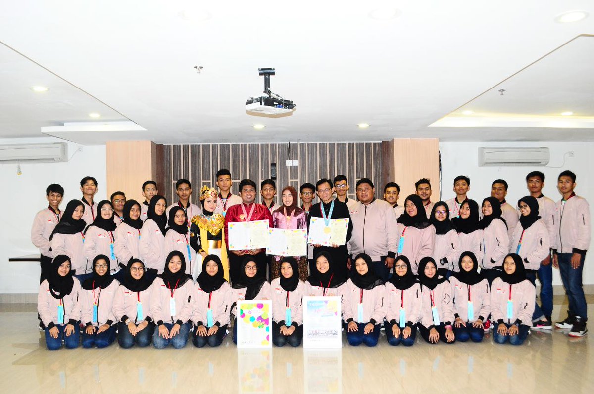 smamdasidoarjo's tweet photo. Full team @SmamdaVoice saat brlaga di #BICF2017 by @bandungchoral &amp; raih 3 medali @muhammadiyah @bangnadjam @PPIPM @Dahnilanzar @PPAisyiyah https://t.co/O2wAuSRCG5