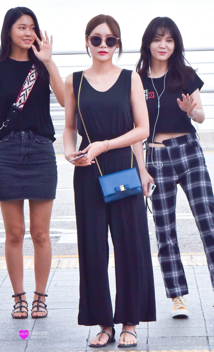 teppAOA921230's tweet photo. 170717 Incheon Airport
✨✨👼✨✨

#유나 #YUNA #AOA #에이오에이 @Official_AOA @AOA_FANCLUB https://t.co/zXbz3LQ8Au