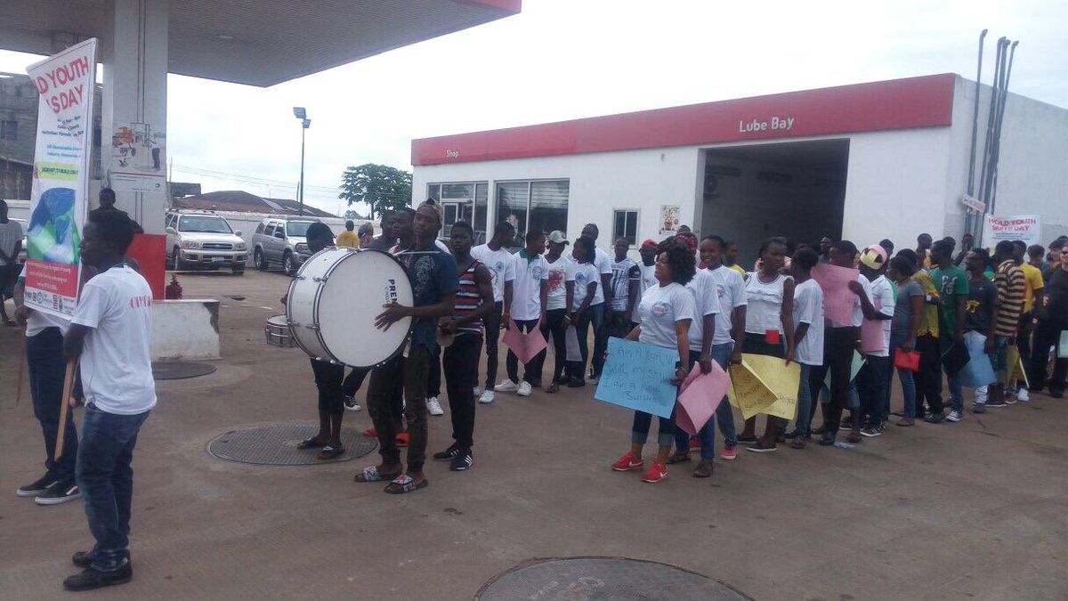 ICS_UK's tweet photo. .@YCareInt ICS alumni in #Liberia held an awareness-raising march on World #YouthSkills Day to raise awareness of unemployment &amp; skills gaps https://t.co/FQPazCvXVx