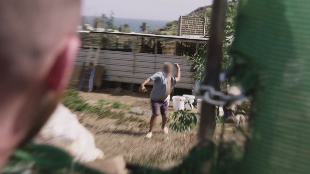 Un maltratador de perros ataca a pedradas al cámara de 'A cara de perro' bit.ly/2gMEeBq