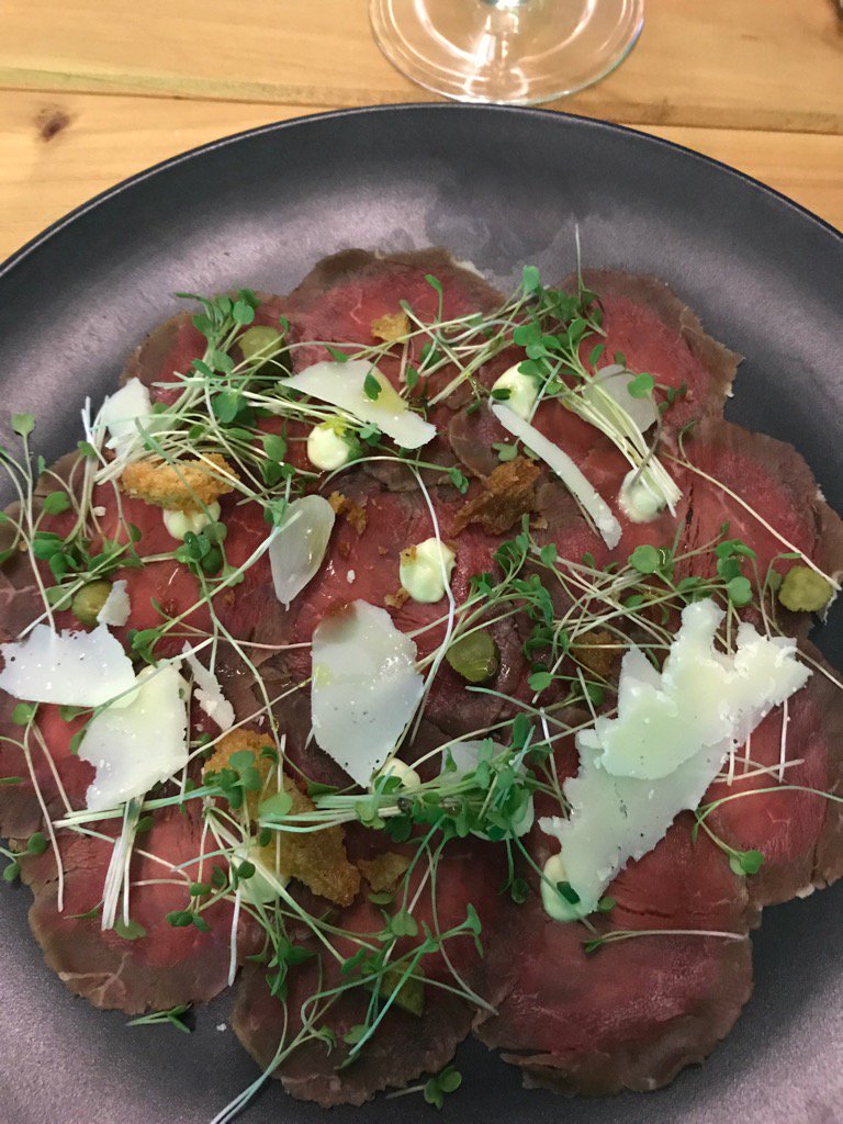 LisaMoloney00's tweet image. Amazing entree of Countdown Angus beef carpaccio crispy shallots truffle mayo. @BeefLambNZ #steakoforigin17