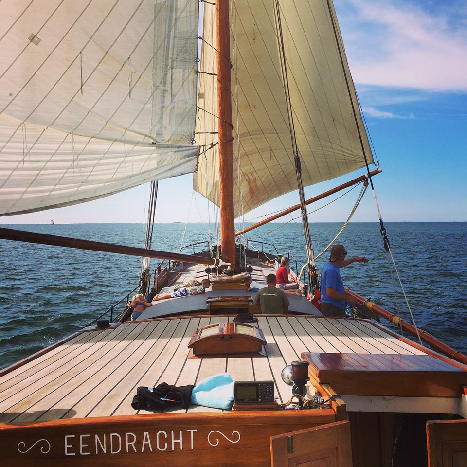 Plat op je buik in de zon aan boord van #zeilschip #Eendracht. Yep, de zomervakantie is weer begonnen! #RederijVooruit #zeilen #zeiltocht