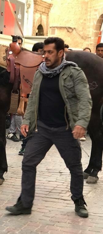 jerseyno27's tweet photo. @aliabbaszafar @being__ritwik *Exclusive* Behind the scenes a very serious @beingsalmankhan 

on the set @TigerZindaHai 😉😎😎 https://t.co/o79Pv421Zg