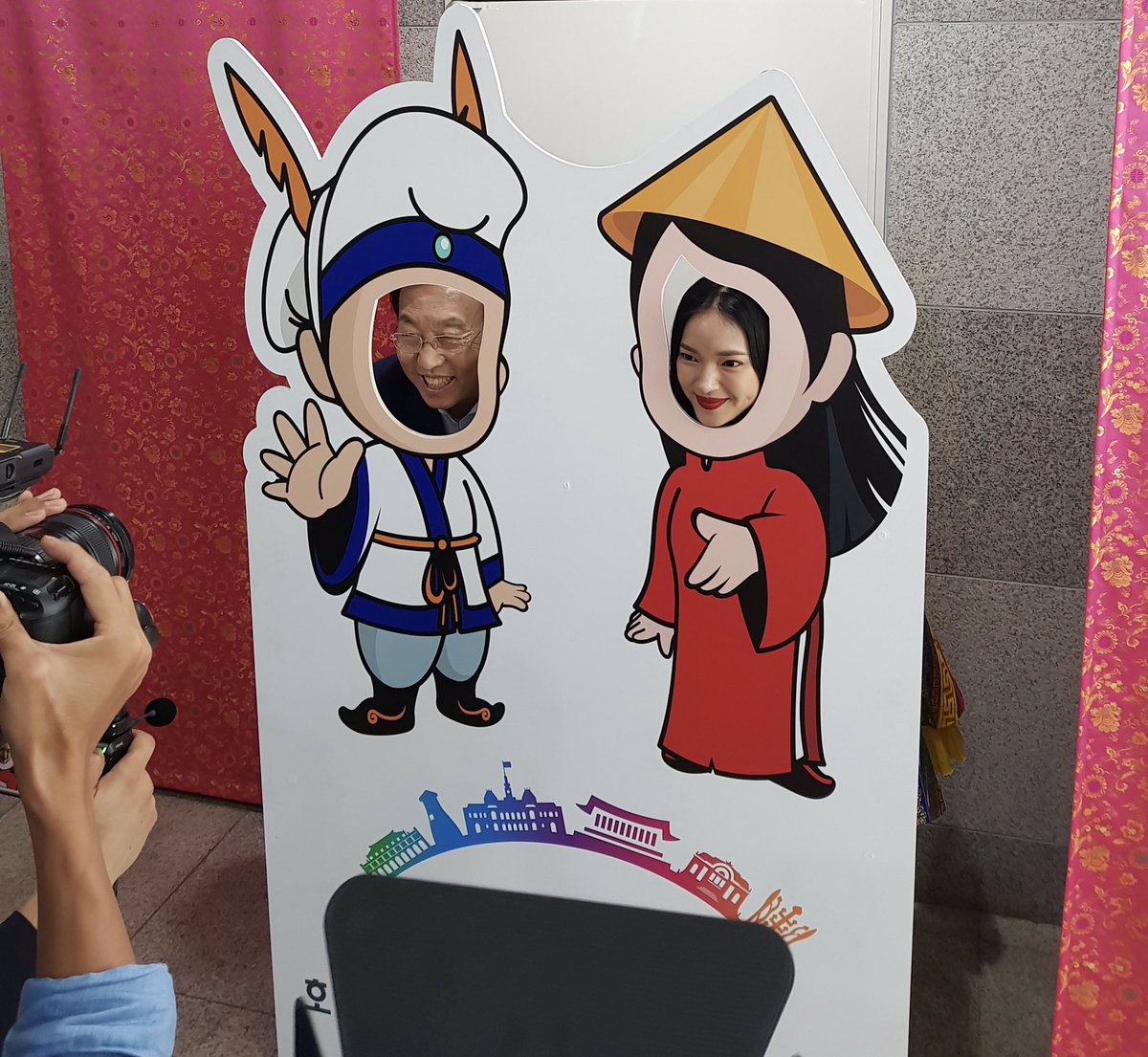 kimkwanyong1's tweet photo. 중국과 베트남에서 인기몰이를 하고 있는JJCC 의 심바 군! 그리고 베트남 모델이자 인터넷스타 Chau Bui 쩌우부이 양과 함께 우리 경상북도와 '호찌민-경주세계문화엑스포2017'를 세계에 알렸습니다. https://t.co/1iwaLLemHr