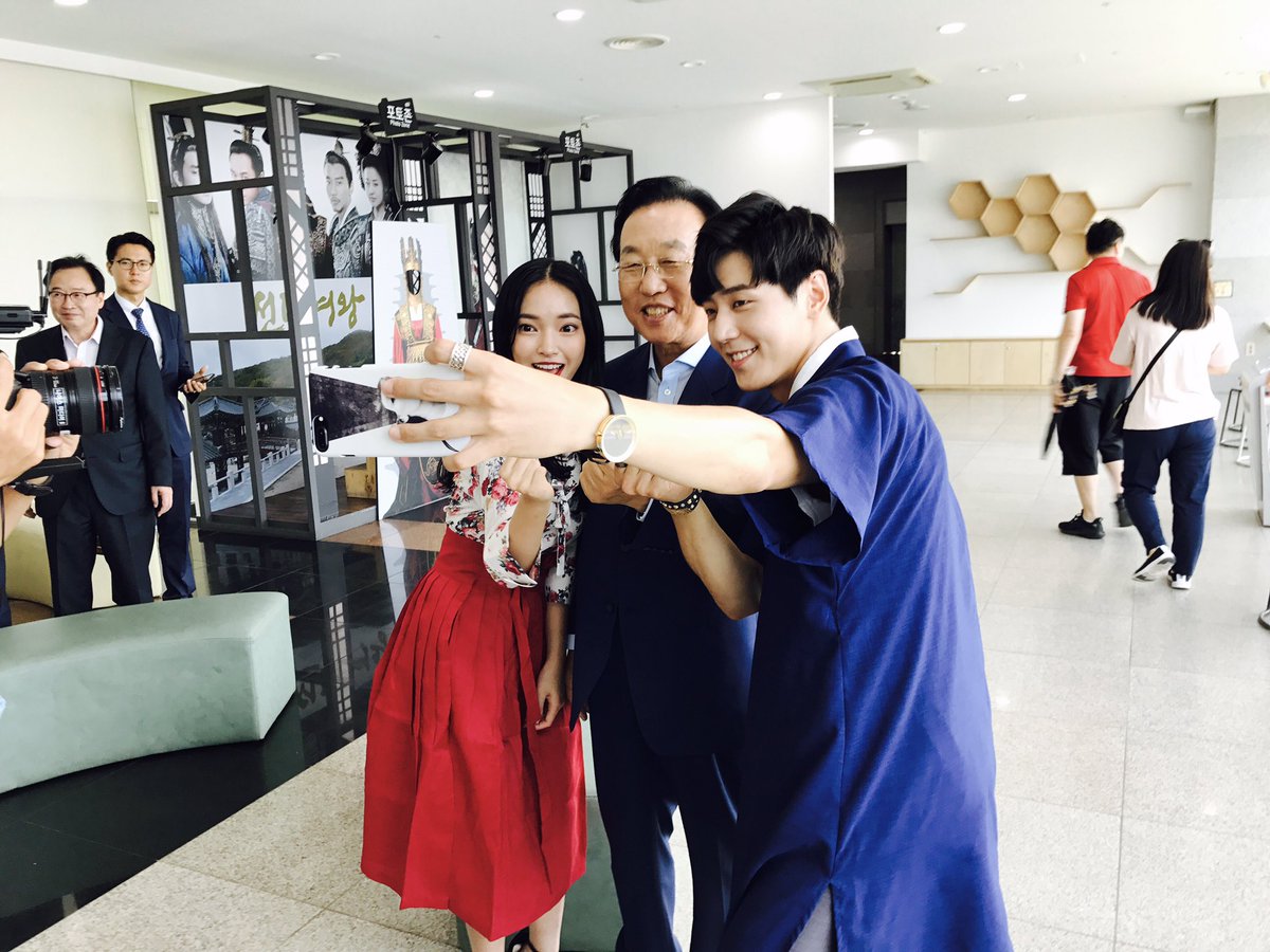 kimkwanyong1's tweet photo. 중국과 베트남에서 인기몰이를 하고 있는JJCC 의 심바 군! 그리고 베트남 모델이자 인터넷스타 Chau Bui 쩌우부이 양과 함께 우리 경상북도와 '호찌민-경주세계문화엑스포2017'를 세계에 알렸습니다. https://t.co/1iwaLLemHr
