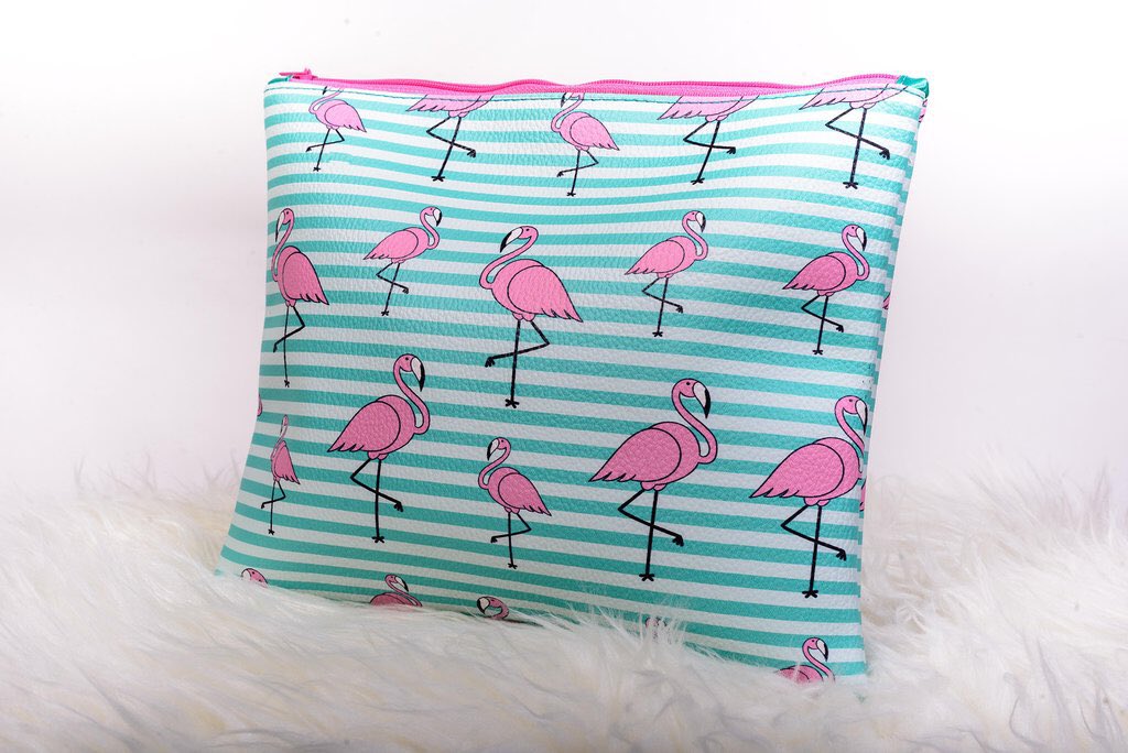 runacanarias's tweet photo. Disponemos también de complementos con diseños exclusivos e ilimitados, como este bolso sobre flamingo en polipiel.
#runacanarias #runashop https://t.co/5ogE977HhA