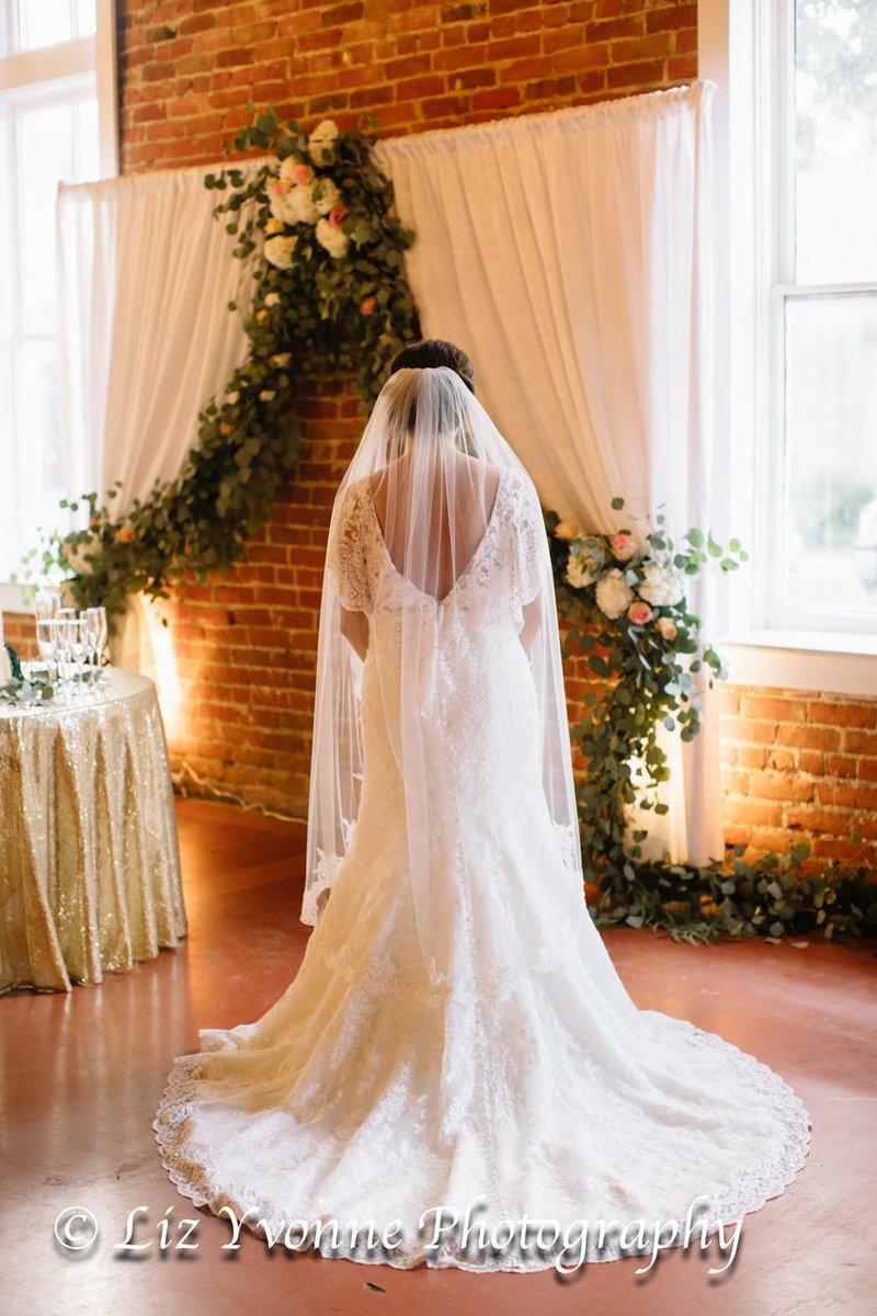 callmejmil's tweet photo. Anyone in DFW who can't get their #alfredangelo dress in time, I have a size 12 fits closer 2 a 8-10 dress that you can borrow. Dm 4 info https://t.co/e667EhNEpM
