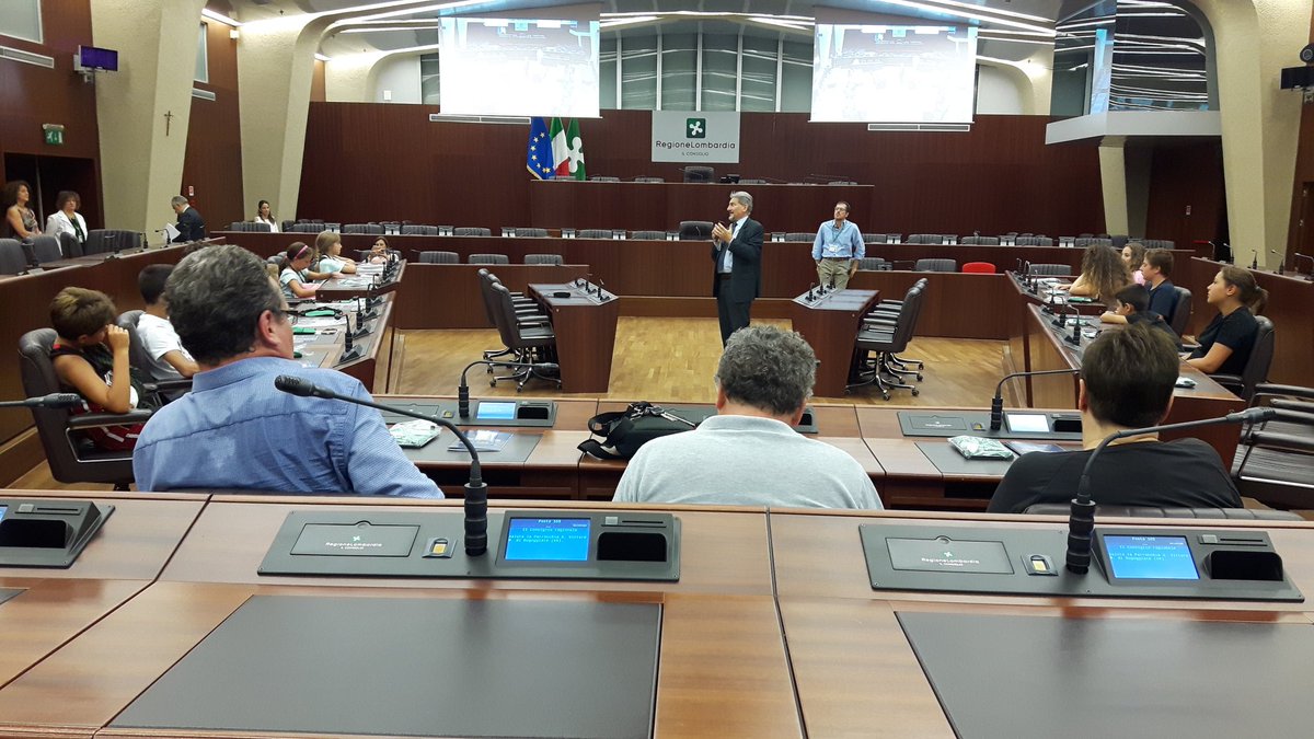 ConsLomb's tweet photo. #Oggi Presidente @Cattaneo_R saluta i ragazzi dell'oratorio Parrocchia S. Vittore #Buguggiate/VA in visita a #PalazzoPirelli https://t.co/emgzYWV9Wk