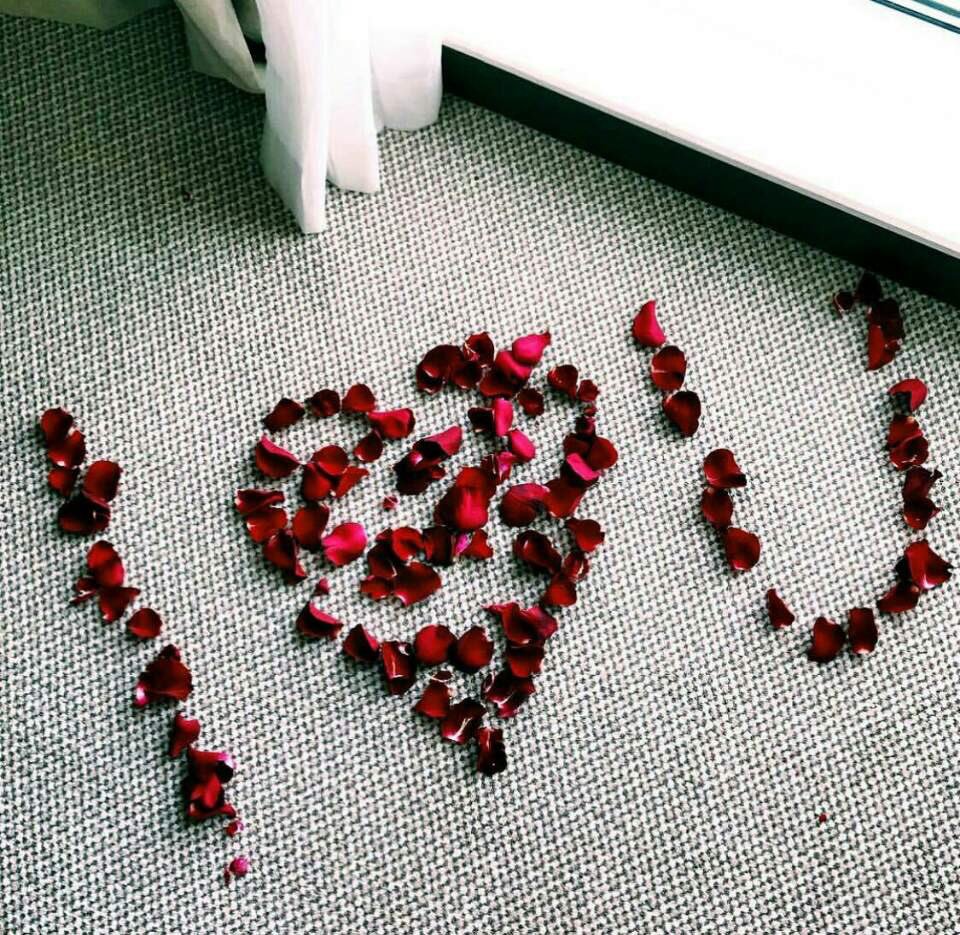 أدري 
تبيني حيل 
وأدري تموت فيني 
وأدري وجودي 
غيرعن باقي هالناس
وتدري مكانگ 
بين رمشي وعيني
وحبگ توزع بين 
دمي والأنفاس ..

#أنت