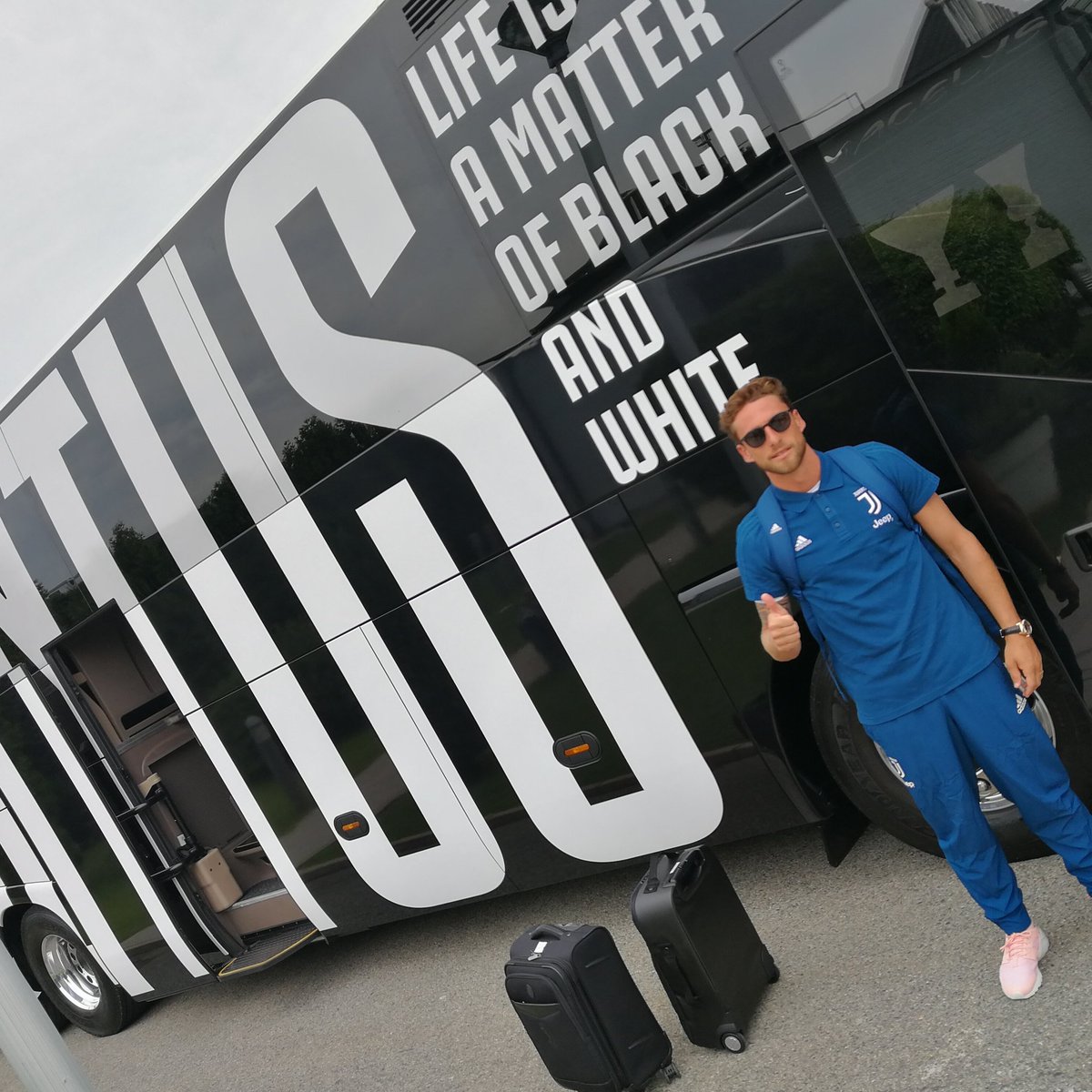 ClaMarchisio8's tweet photo. Life is a matter of black and white 
👍✌️👍 #MC8 #ForzaJuve #tournée #USA https://t.co/54Nj3G71pd