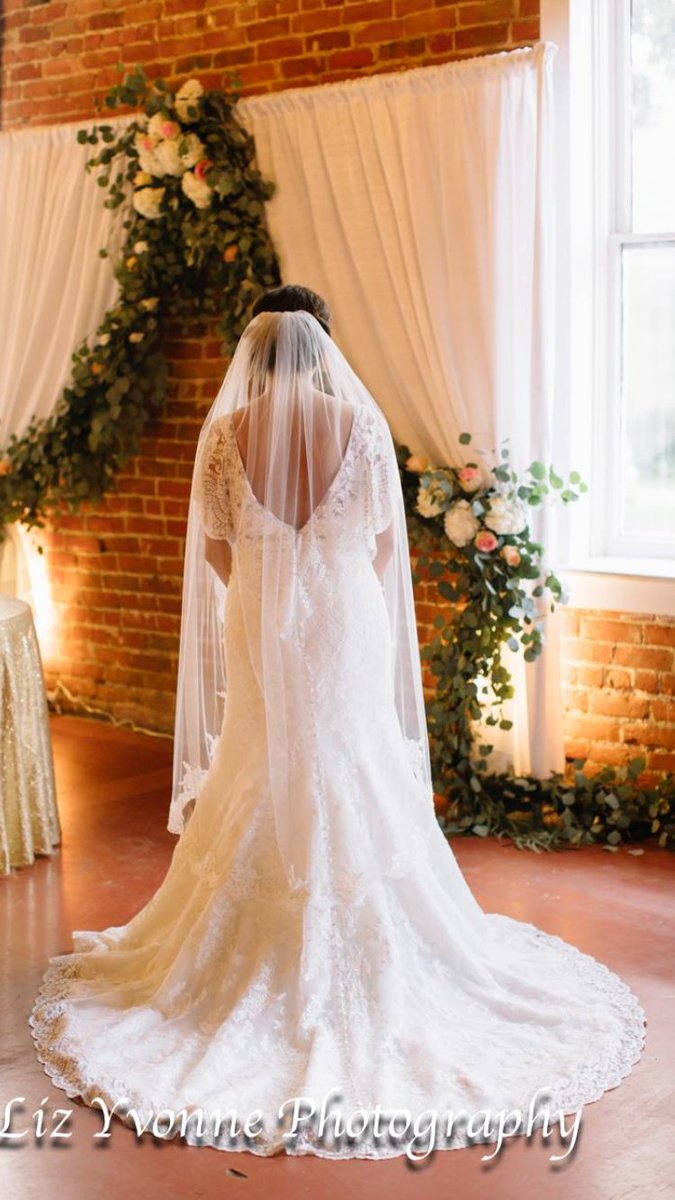 callmejmil's tweet photo. @AlfredAngelo Dfw #alfredangelo brides, I have a size 12 (fits closer to 8-10) dress that you can borrow. DM for more info https://t.co/RfAHthlePZ