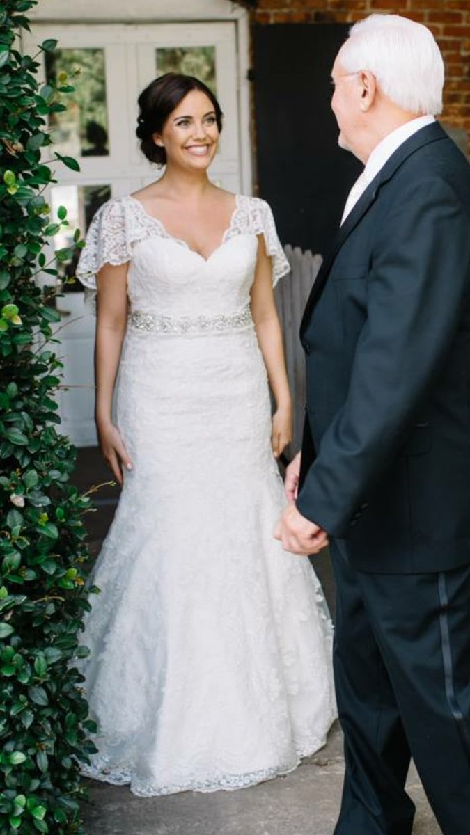 callmejmil's tweet photo. @AlfredAngelo Dfw #alfredangelo brides, I have a size 12 (fits closer to 8-10) dress that you can borrow. DM for more info https://t.co/RfAHthlePZ