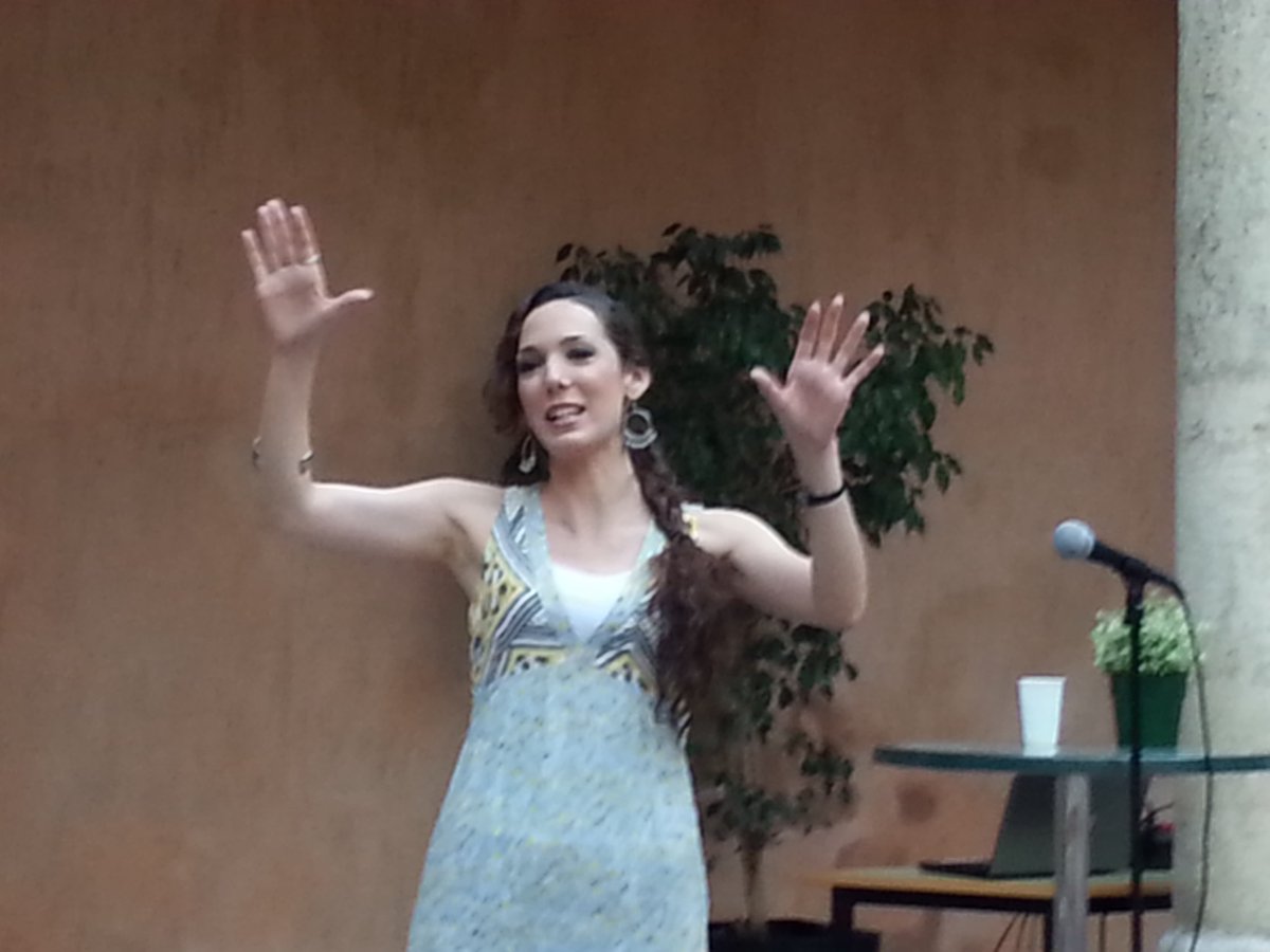 bclvalladolid's tweet photo. @v_siedlecki ayer en #VentanasEscenicas para adultos nos hizo sentir la magia de la palabra. Gracias. La escucharemos de nuevo el 2/08 https://t.co/eCtlllIsxi